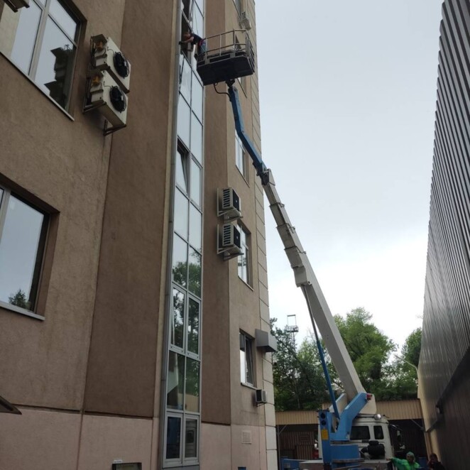 Виконано роботи із заміни склопакета на фасаді бізнес-центру «Фарінгейт» у межах між 3-м і 4-м поверхами.