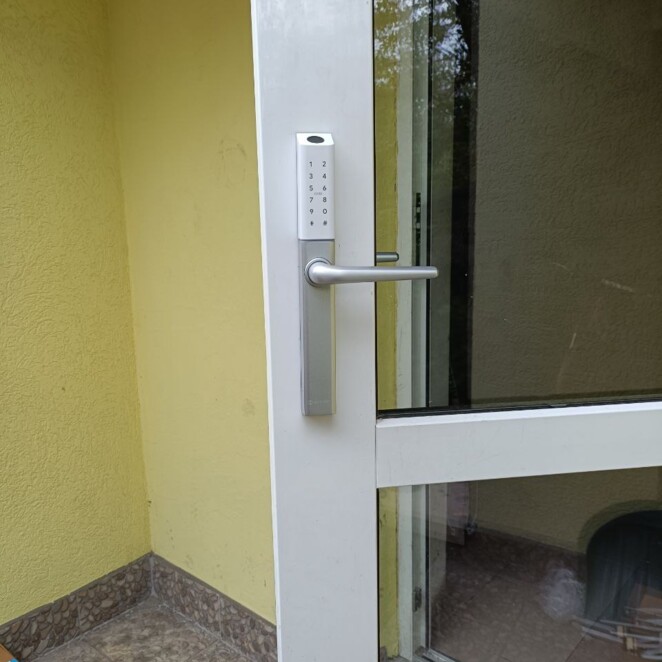 Встановлений електронний замок на пластикових дверях: відкриття по відбитку пальця або за допомогою коду.