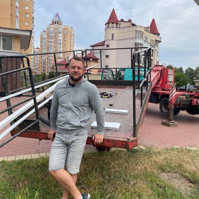 Оболонский район — подготовка платформы к замене стеклопакета в алюминиевом фасаде.