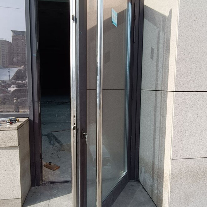 Фахівцями компанії РемВікно було замінено три­точковий замок виробника Schüco, арт. 211536.